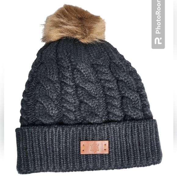 Unknown Accessories - NWOT Women's Beanie with Pompom